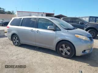 2011 Toyota Sienna LE z VIN 5TDKK3DC0BS026395, wystawiony jako IAAI lot #43477663 z przebiegiem 308 950 mil mil oraz . Historia ofert i sprzedaży dostępna na DreamBid. Obrazek 1.
