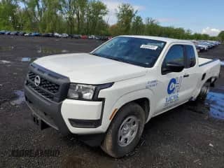 2025 Nissan Frontier S z VIN 1N6ED1CL6SN617010, wystawiony jako Copart lot #55934305 z przebiegiem 5 727 mil mil oraz Szkoda całkowita • Salvage title. Historia ofert i sprzedaży dostępna na DreamBid. Obrazek 1.