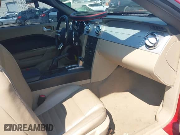 2009 Ford Mustang GT z VIN 1ZVHT85H795128336, wystawiony jako IAAI lot #43148971 z przebiegiem 241 269 mil mil oraz . Historia ofert i sprzedaży dostępna na DreamBid. Obrazek 5.