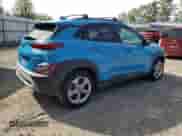 2022 Hyundai Kona SEL z VIN KM8K6CAB4NU881323, wystawiony jako Copart lot #68400455 z przebiegiem 47 494 mil mil oraz Szkoda całkowita • Salvage title. Historia ofert i sprzedaży dostępna na DreamBid. Obrazek 3.