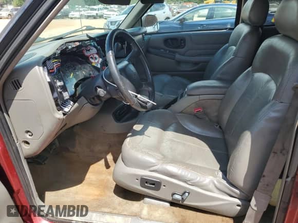 2000 Chevrolet Blazer LT with VIN 1GNCS13W9Y2393839, listed as a Copart auction lot 64441585 with 211,917 mi miles and Salvage title. Bid and sale history available at DreamBid. Image 7.