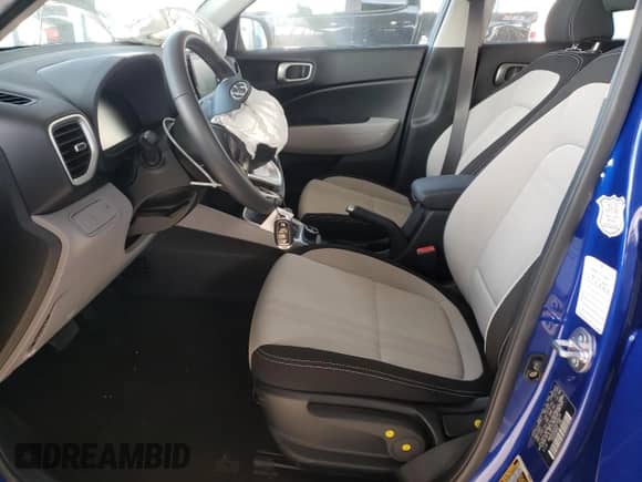 2025 Hyundai Venue SEL z VIN KMHRC8A30SU398131, wystawiony jako Copart lot #84636425 z przebiegiem 4 632 mil mil oraz Nie do naprawy • Non repairable. Historia ofert i sprzedaży dostępna na DreamBid. Obrazek 7.