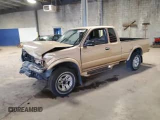 2000 Toyota Tacoma PreRunner z VIN 4TASM92N9YZ676153, wystawiony jako Copart lot #85270885 z przebiegiem 70 802 mil mil oraz Szkoda całkowita • Salvage title. Historia ofert i sprzedaży dostępna na DreamBid. Obrazek 1.
