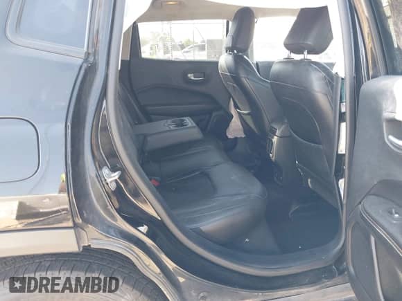 2017 Jeep Compass Latitude z VIN 3C4NJDBB6HT660714, wystawiony jako IAAI lot #43370557 z przebiegiem 99 034 mil mil oraz . Historia ofert i sprzedaży dostępna na DreamBid. Obrazek 8.