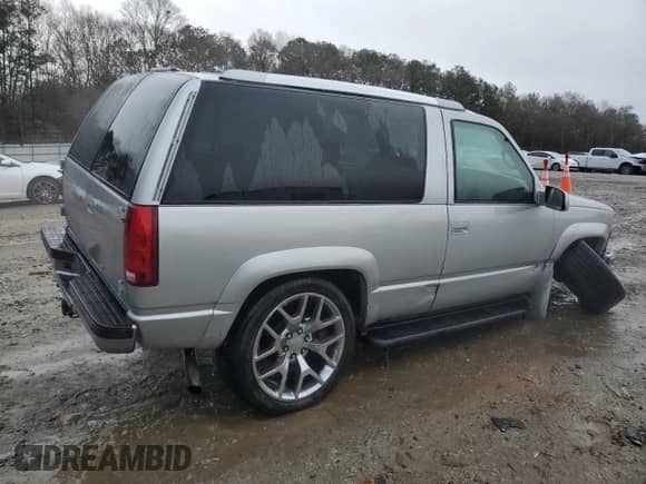1997 Chevrolet Tahoe z VIN 3GNEK18R7VG115312, wystawiony jako Copart lot #89409665 z przebiegiem 187 159 mil mil oraz Szkoda całkowita • Salvage title. Historia ofert i sprzedaży dostępna na DreamBid. Obrazek 3.