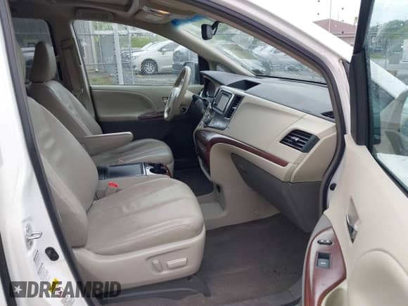 2013 Toyota Sienna XLE с VIN 5TDDK3DC0DS056590, выставлен на аукционе IAAI как лот 42252503 с пробегом 83 787 миль миль и . История ставок и продаж доступна на DreamBid. Изображение 5.