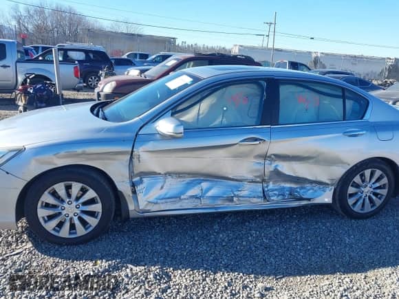 2013 Honda Accord EX-L z VIN 1HGCR2F81DA043856, wystawiony jako IAAI lot #41290919 z przebiegiem 125 875 mil mil oraz . Historia ofert i sprzedaży dostępna na DreamBid. Obrazek 6.