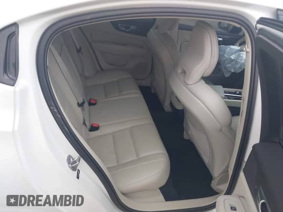 2022 Volvo S60 Momentum z VIN 7JRL12TZ5NG161962, wystawiony jako IAAI lot #42289592 z przebiegiem 62 043 mil mil oraz . Historia ofert i sprzedaży dostępna na DreamBid. Obrazek 8.