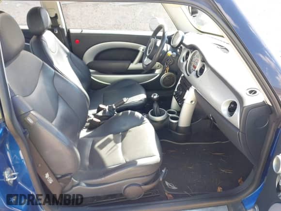 2005 MINI Hardtop с VIN WMWRC335X5TK61260, выставлен на аукционе IAAI как лот 43364075 с пробегом 64 999 миль миль и . История ставок и продаж доступна на DreamBid. Изображение 5.