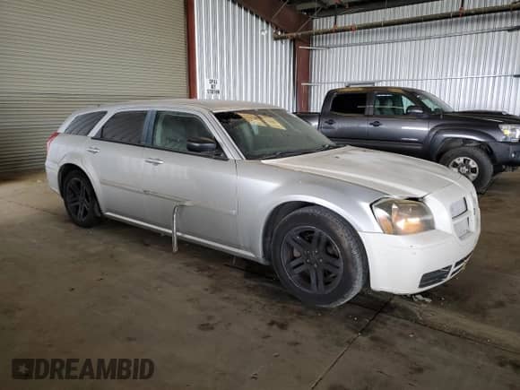 2005 Dodge Magnum SE with VIN 2D4FV48V95H162475, listed as a Copart auction lot 66724185 with 272,938 mi miles and Clean title. Bid and sale history available at DreamBid. Image 4.