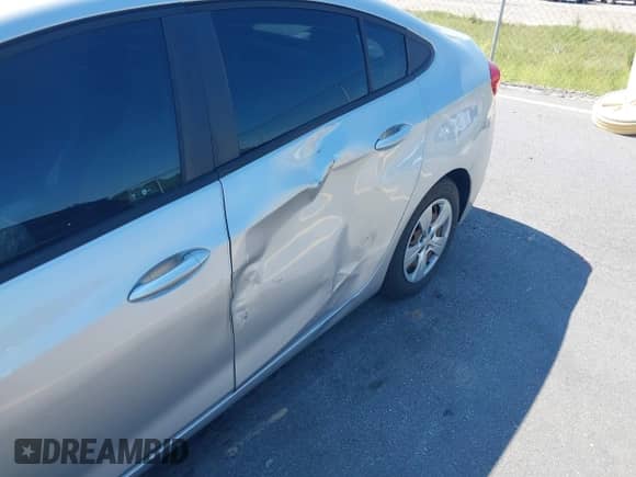 2018 Chevrolet Cruze LS z VIN 1G1BC5SM0J7238462, wystawiony jako IAAI lot #43068466 z przebiegiem 116 674 mil mil oraz . Historia ofert i sprzedaży dostępna na DreamBid. Obrazek 17.