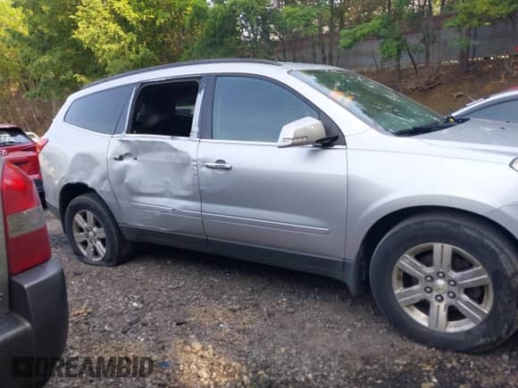 2012 Chevrolet Traverse 1LT z VIN 1GNKVGED9CJ350165, wystawiony jako IAAI lot #42479266 z przebiegiem 210 655 mil mil oraz . Historia ofert i sprzedaży dostępna na DreamBid. Obrazek 13.