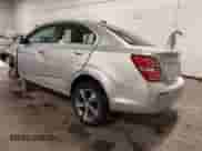 2018 Chevrolet Sonic Premier z VIN 1G1JF5SB6J4136215, wystawiony jako IAAI lot #43298299 z przebiegiem 114 910 mil mil oraz . Historia ofert i sprzedaży dostępna na DreamBid. Obrazek 3.