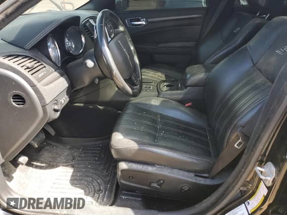 2012 Chrysler 300 S z VIN 2C3CCAJT1CH115973, wystawiony jako Copart lot #58032535 z przebiegiem 83 252 mil mil oraz Szkoda całkowita • Salvage title. Historia ofert i sprzedaży dostępna na DreamBid. Obrazek 7.