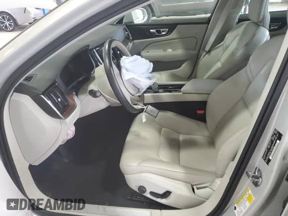 2021 Volvo S60 Momentum z VIN 7JR102FK8MG093809, wystawiony jako Copart lot #80847265 z przebiegiem 60 555 mil mil oraz Szkoda całkowita • Salvage title. Historia ofert i sprzedaży dostępna na DreamBid. Obrazek 7.