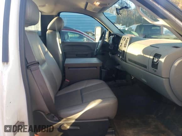 2013 Chevrolet Silverado 1500 Work Truck z VIN 1GCNKPEX3DZ261624, wystawiony jako Copart lot #84792104 z przebiegiem 181 604 mil mil oraz Czysty tytuł • Clean title. Historia ofert i sprzedaży dostępna na DreamBid. Obrazek 10.