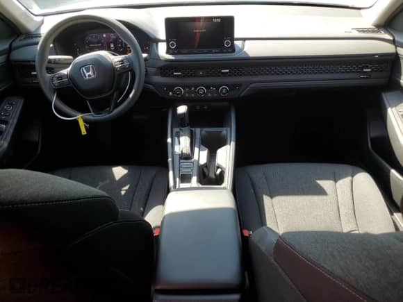 2024 Honda Accord EX z VIN 1HGCY1F36RA009582, wystawiony jako Copart lot #81020915 z przebiegiem 3 956 mil mil oraz Czysty tytuł • Clean title. Historia ofert i sprzedaży dostępna na DreamBid. Obrazek 8.