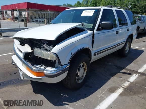 2000 Chevrolet Blazer LS with VIN 1GNDT13W1Y2252961, listed as a IAAI auction lot 42846254 with 298,056 mi miles and . Bid and sale history available at DreamBid. Image 2.