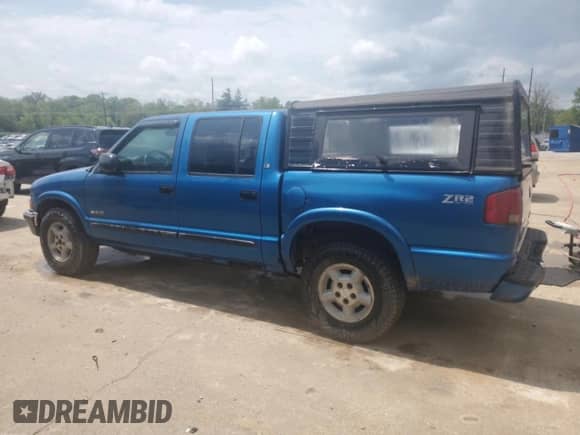 2001 Chevrolet S-10 LS with VIN 1GCDT13W41K151914, listed as a Copart auction lot 55245865 with 212,657 mi miles and Non repairable. Bid and sale history available at DreamBid. Image 2.