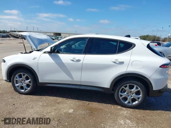 2024 Dodge Hornet R/T z VIN ZACPDFCW4R3A19882, wystawiony jako IAAI lot #41651568 z przebiegiem 3 229 mil mil oraz . Historia ofert i sprzedaży dostępna na DreamBid. Obrazek 14.