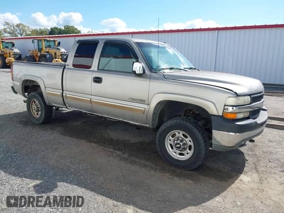 2001 Chevrolet Silverado 2500HD LS z VIN 1GCHK29UX1E313785, wystawiony jako IAAI lot #43371352 z przebiegiem 303 247 mil mil oraz . Historia ofert i sprzedaży dostępna na DreamBid. Obrazek 1.