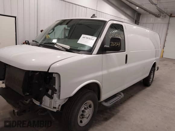 2023 Chevrolet Express Cargo z VIN 1GCWGBFP6P1242592, wystawiony jako IAAI lot #40702654 z przebiegiem 19 163 mil mil oraz . Historia ofert i sprzedaży dostępna na DreamBid. Obrazek 21.