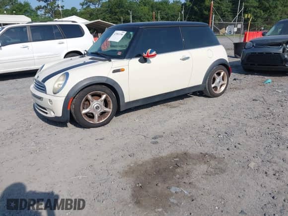 2006 MINI Hardtop with VIN WMWRC33506TK18077, listed as a IAAI auction lot 42583190 with 170,819 mi miles and . Bid and sale history available at DreamBid. Image 2.