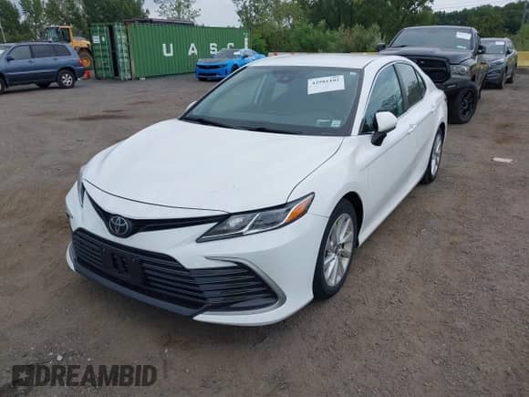 2021 Toyota Camry LE z VIN 4T1C11AK3MU424931, wystawiony jako IAAI lot #42981102 z przebiegiem 42 246 mil mil oraz . Historia ofert i sprzedaży dostępna na DreamBid. Obrazek 2.