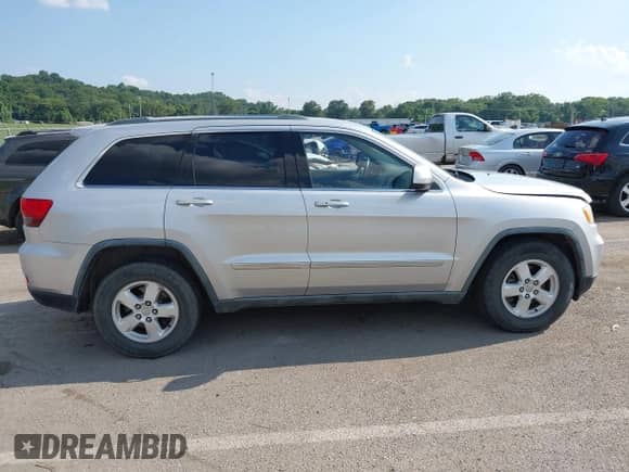 2011 Jeep Grand Cherokee Laredo z VIN 1J4RR4GG4BC586012, wystawiony jako IAAI lot #42973094 z przebiegiem 177 559 mil mil oraz . Historia ofert i sprzedaży dostępna na DreamBid. Obrazek 13.