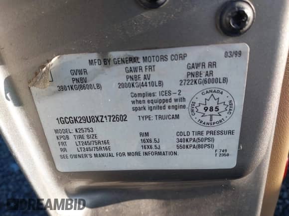 1999 Chevrolet Silverado 2500 LS z VIN 1GCGK29U8XZ172602, wystawiony jako IAAI lot #41745691 z przebiegiem 214 885 mil mil oraz . Historia ofert i sprzedaży dostępna na DreamBid. Obrazek 9.