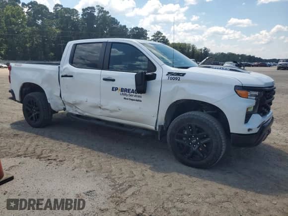 2024 Chevrolet Silverado 1500 Custom Trail Boss z VIN 3GCUDCE89RG392815, wystawiony jako Copart lot #70260445 z przebiegiem 29 021 mil mil oraz Szkoda całkowita • Salvage title. Historia ofert i sprzedaży dostępna na DreamBid. Obrazek 4.