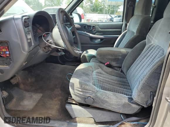 2000 Chevrolet S-10 LS z VIN 1GCCS19W0YK286811, wystawiony jako Copart lot #69127755 z przebiegiem 293 699 mil mil oraz Szkoda całkowita • Salvage title. Historia ofert i sprzedaży dostępna na DreamBid. Obrazek 7.