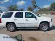 2013 Chevrolet Tahoe LTZ z VIN 1GNSKCE05DR246189, wystawiony jako IAAI lot #43204323 z przebiegiem 183 287 mil mil oraz . Historia ofert i sprzedaży dostępna na DreamBid. Obrazek 13.