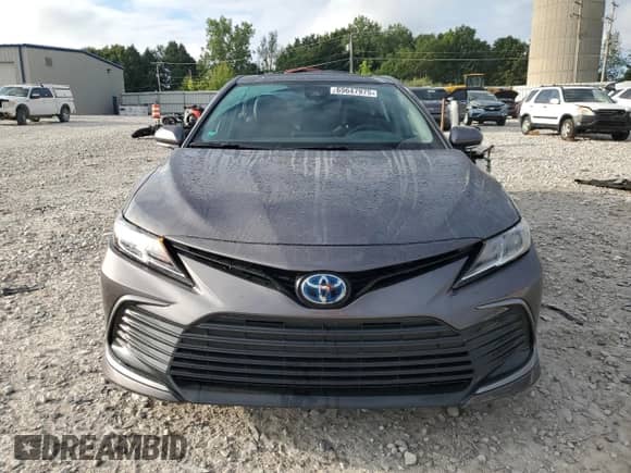 2024 Toyota Camry Hybrid LE z VIN 4T1H31AK4RU077097, wystawiony jako Copart lot #69647975 z przebiegiem 8 582 mil mil oraz Czysty tytuł • Clean title. Historia ofert i sprzedaży dostępna na DreamBid. Obrazek 5.