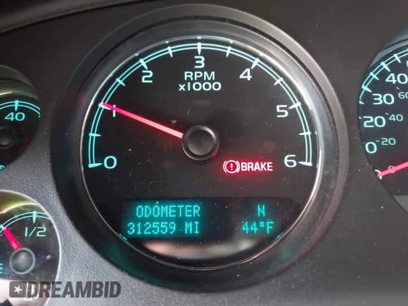 2011 Chevrolet Suburban LT z VIN 1GNSCJE09BR344091, wystawiony jako IAAI lot #41605909 z przebiegiem 312 559 mil mil oraz . Historia ofert i sprzedaży dostępna na DreamBid. Obrazek 7.