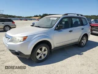 2011 Subaru Forester X z VIN JF2SHABC0BG704032, wystawiony jako Copart lot #68968225 z przebiegiem 148 742 mil mil oraz Czysty tytuł • Clean title. Historia ofert i sprzedaży dostępna na DreamBid. Obrazek 1.