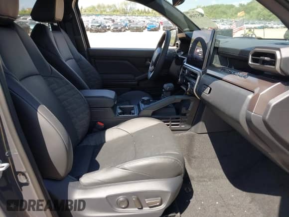 2024 Toyota Tacoma SR5 z VIN 3TMLB5JN2RM054571, wystawiony jako IAAI lot #42572496 z przebiegiem 7 157 mil mil oraz . Historia ofert i sprzedaży dostępna na DreamBid. Obrazek 5.