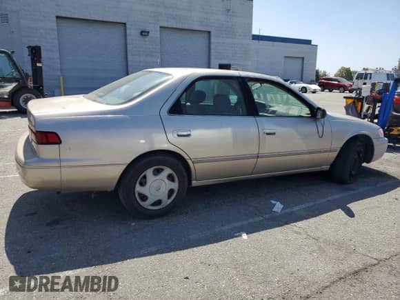 1997 Toyota Camry LE z VIN JT2BF22K5V0046585, wystawiony jako Copart lot #57061965 z przebiegiem Nie podano mil oraz Szkoda całkowita • Salvage title. Historia ofert i sprzedaży dostępna na DreamBid. Obrazek 3.