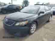 2010 Toyota Camry XLE z VIN 4T1BF3EK2AU092432, wystawiony jako IAAI lot #43406138 z przebiegiem 210 369 mil mil oraz . Historia ofert i sprzedaży dostępna na DreamBid. Obrazek 2.