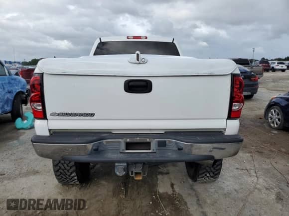 2006 Chevrolet Silverado 2500HD LT3 z VIN 1GCHK23D76F197228, wystawiony jako Copart lot #84923845 z przebiegiem Nie podano mil oraz Nie do naprawy • Non repairable. Historia ofert i sprzedaży dostępna na DreamBid. Obrazek 6.