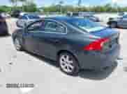 2016 Volvo S60 T5 Drive-E Premier z VIN YV126MFK9G2397028, wystawiony jako IAAI lot #42593825 z przebiegiem 67 080 mil mil oraz . Historia ofert i sprzedaży dostępna na DreamBid. Obrazek 3.