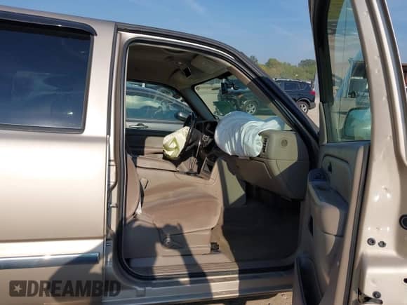 2006 GMC Sierra 1500 SLE1 z VIN 2GTEK13T261150703, wystawiony jako IAAI lot #43222737 z przebiegiem 196 048 mil mil oraz . Historia ofert i sprzedaży dostępna na DreamBid. Obrazek 5.