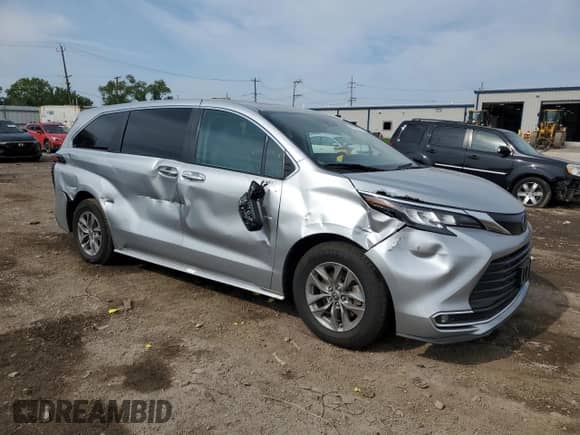 2022 Toyota Sienna XLE z VIN 5TDYRKEC8NS109723, wystawiony jako Copart lot #64559035 z przebiegiem 142 989 mil mil oraz Szkoda całkowita • Salvage title. Historia ofert i sprzedaży dostępna na DreamBid. Obrazek 4.