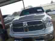 2017 Ram 1500 Big Horn z VIN 1C6RR6LT3HS582981, wystawiony jako IAAI lot #41682102 z przebiegiem 125 538 mil mil oraz . Historia ofert i sprzedaży dostępna na DreamBid. Obrazek 13.