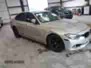 2013 BMW 3 Series 328i xDrive z VIN WBA3B3G58DNR79816, wystawiony jako IAAI lot #42303325 z przebiegiem 83 265 mil mil oraz . Historia ofert i sprzedaży dostępna na DreamBid. Obrazek 1.