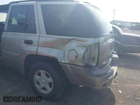2002 Chevrolet TrailBlazer LS z VIN 1GNDS13S822370447, wystawiony jako IAAI lot #42769544 z przebiegiem 276 654 mil mil oraz . Historia ofert i sprzedaży dostępna na DreamBid. Obrazek 6.