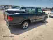 2002 Chevrolet S-10 z VIN 1GCCS14W928179509, wystawiony jako Copart lot #65228405 z przebiegiem Nie podano mil oraz Szkoda całkowita • Salvage title. Historia ofert i sprzedaży dostępna na DreamBid. Obrazek 3.