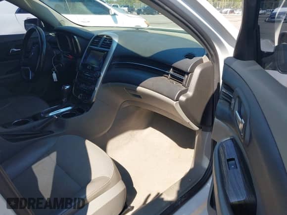 2015 Chevrolet Malibu LT z VIN 1G11D5SLXFF260725, wystawiony jako IAAI lot #43235655 z przebiegiem 217 363 mil mil oraz . Historia ofert i sprzedaży dostępna na DreamBid. Obrazek 5.