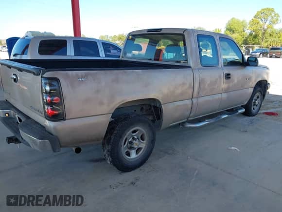 2004 Chevrolet Silverado 1500 Z71 z VIN 1GCEK19V04E259987, wystawiony jako IAAI lot #43499396 z przebiegiem 172 435 mil mil oraz . Historia ofert i sprzedaży dostępna na DreamBid. Obrazek 4.