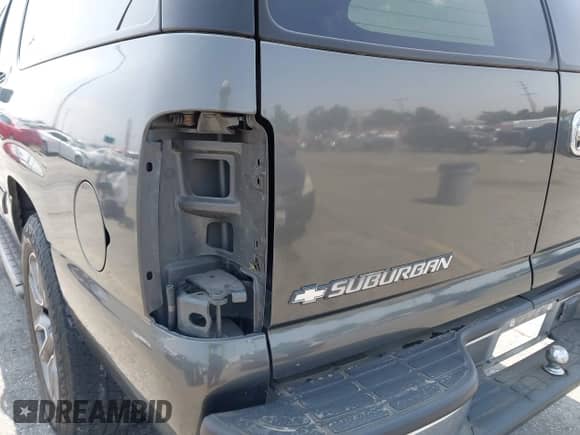 2000 Chevrolet Suburban LS z VIN 3GNEC16TXYG213573, wystawiony jako IAAI lot #42374608 z przebiegiem 155 774 mil mil oraz . Historia ofert i sprzedaży dostępna na DreamBid. Obrazek 12.